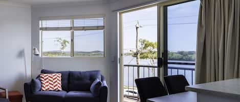 Flatskjerm-TV og DVD-spiller