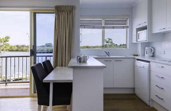 Refrigerador con freezer, microondas, placa de cocina, cafetera/tetera