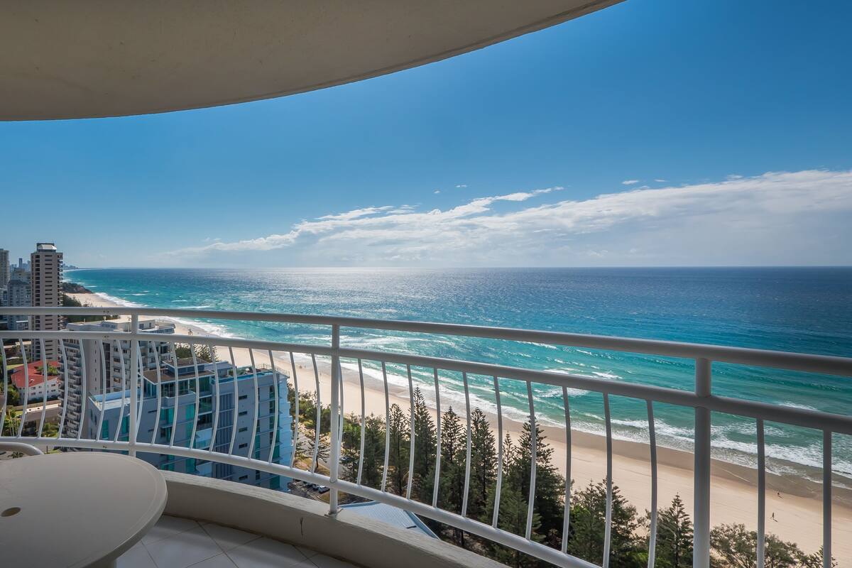 Un balcon avec vue sur la plage et l’océan.