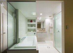 Three Bedroom Premier Sub Penthouse | Bathroom - 2nd Avenue Beachside Apartments (Burleigh Heads)