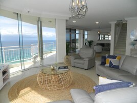 Attico, 4 camere da letto | Area soggiorno | TV, console per videogiochi, lettore DVD