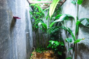 Deluxe Garden View Room | Banheiro | Produtos de toalete grátis, toalhas de banho