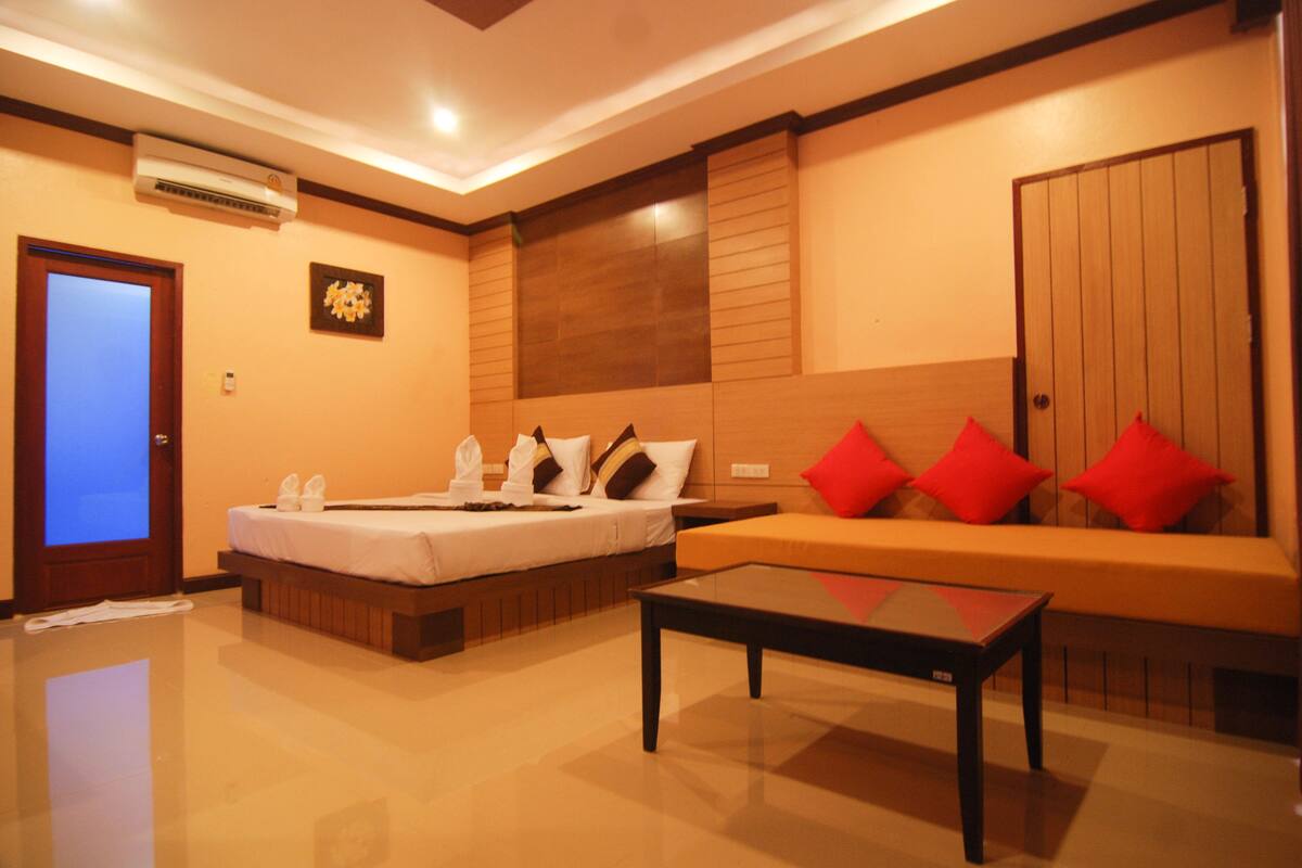 Premium Suite | Desk, blackout drapes, soundproofing, WiFi (free)