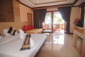 Escritorio, cortinas blackout, insonorización y wifi gratis