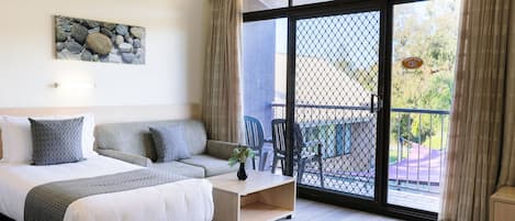 Meja kerja, tirai kedap cahaya, setrika/meja setrika, dan Wi-Fi gratis