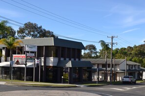 A building with a sign for Parkhaven Motel, indicating a motel and restaurant nearby. - Parkhaven (Nowra)