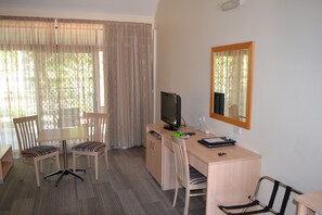 Desk, blackout drapes, iron/ironing board, free WiFi - Parkhaven (Nowra)