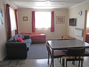 Flat-screen TV - Garden Grove Motel and Apartments (Invercargill)