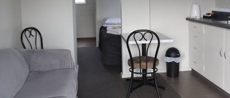 Standard-huone (One Bedroom Unit) | Oleskelualue | LED-televisio