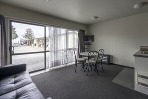 Studio, 1 King Bed | Living area