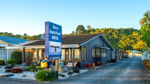 A motel with a large sign advertising vacancies. - Sierra Beachfront Motel (Kaikoura)