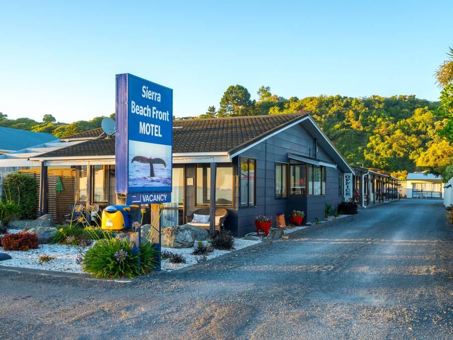 A motel with a large sign advertising vacancies.