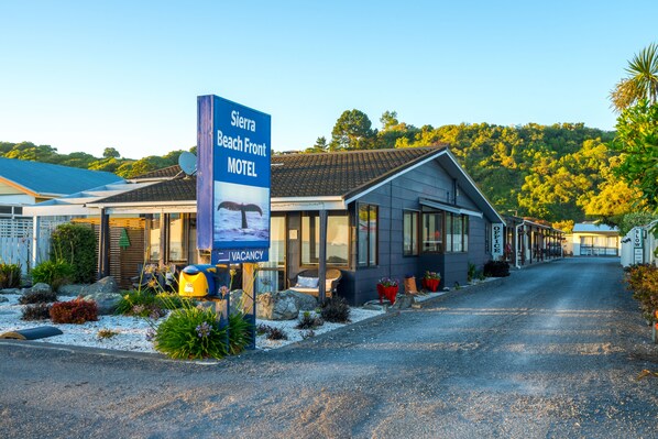 A motel with a large sign advertising vacancies. - Sierra Beachfront Motel (Kaikoura)