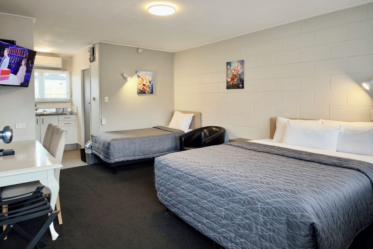 Deluxe studio, meerdere bedden | 1 slaapkamer, individueel gedecoreerd, een bureau