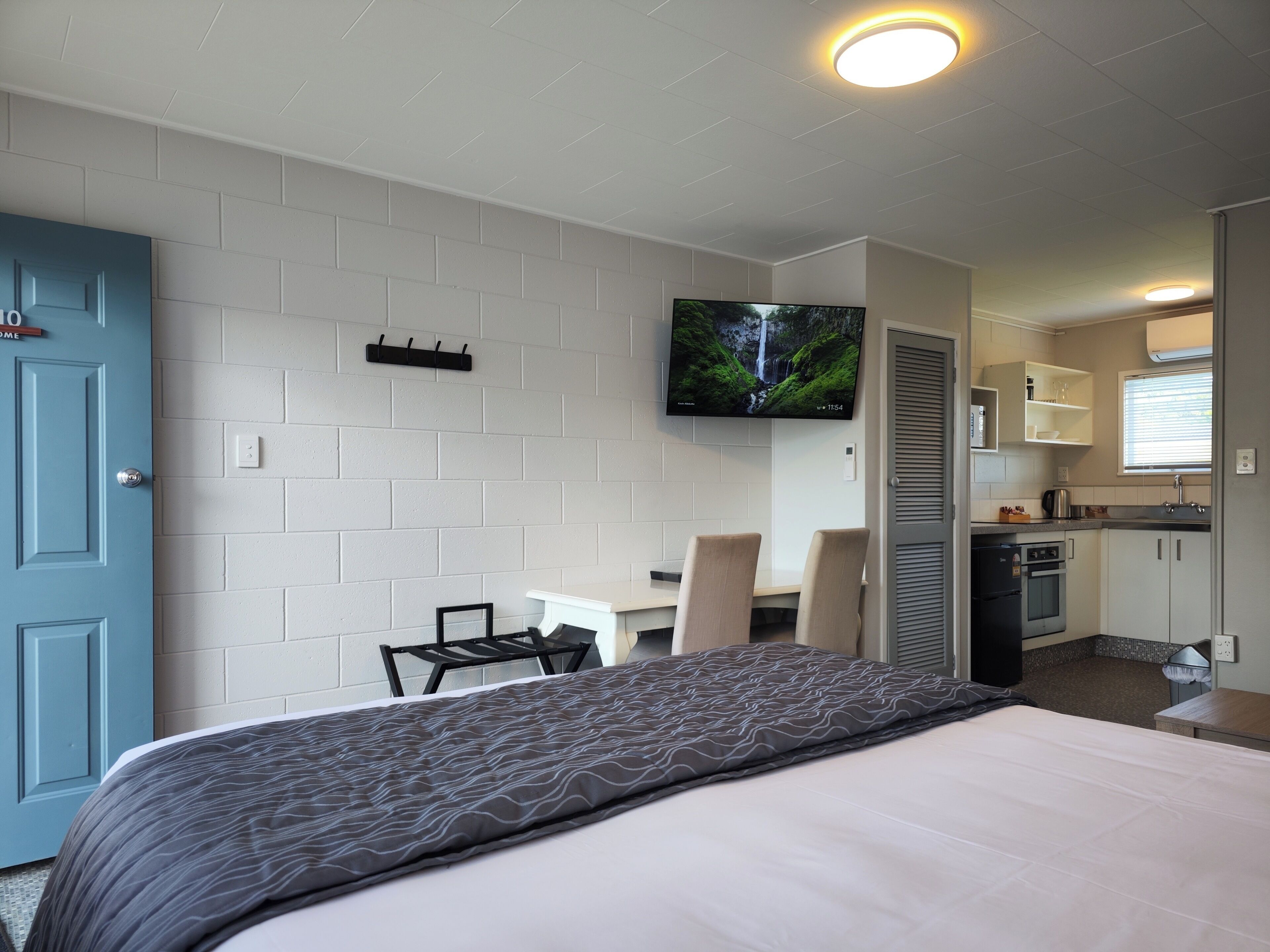 Downstairs King Studio | Desk, iron/ironing board, WiFi (free), individually decorated