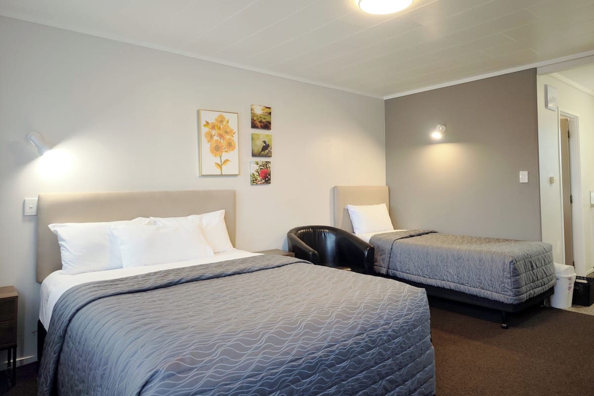 Comfort studio, meerdere bedden | 1 slaapkamer, individueel gedecoreerd, een bureau