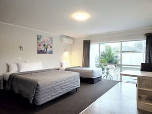 Studio, rez-de-chaussée | 2 chambres, décor unique, bureau, fer et planche à repasser