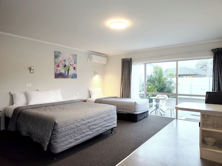 Estúdio, no piso térreo | Individualmente decorados, escrivaninha, ferros/tábuas de passar roupa. Continental Motel