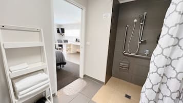 Studio - bottenvåning | Badrum | Dusch, gratis toalettartiklar, hårtork och handdukar