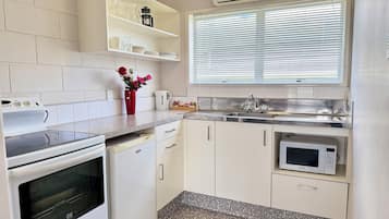 Appartement, 2 slaapkamers | Privékeuken | Een koelkast, een magnetron, een waterkoker, een broodrooster