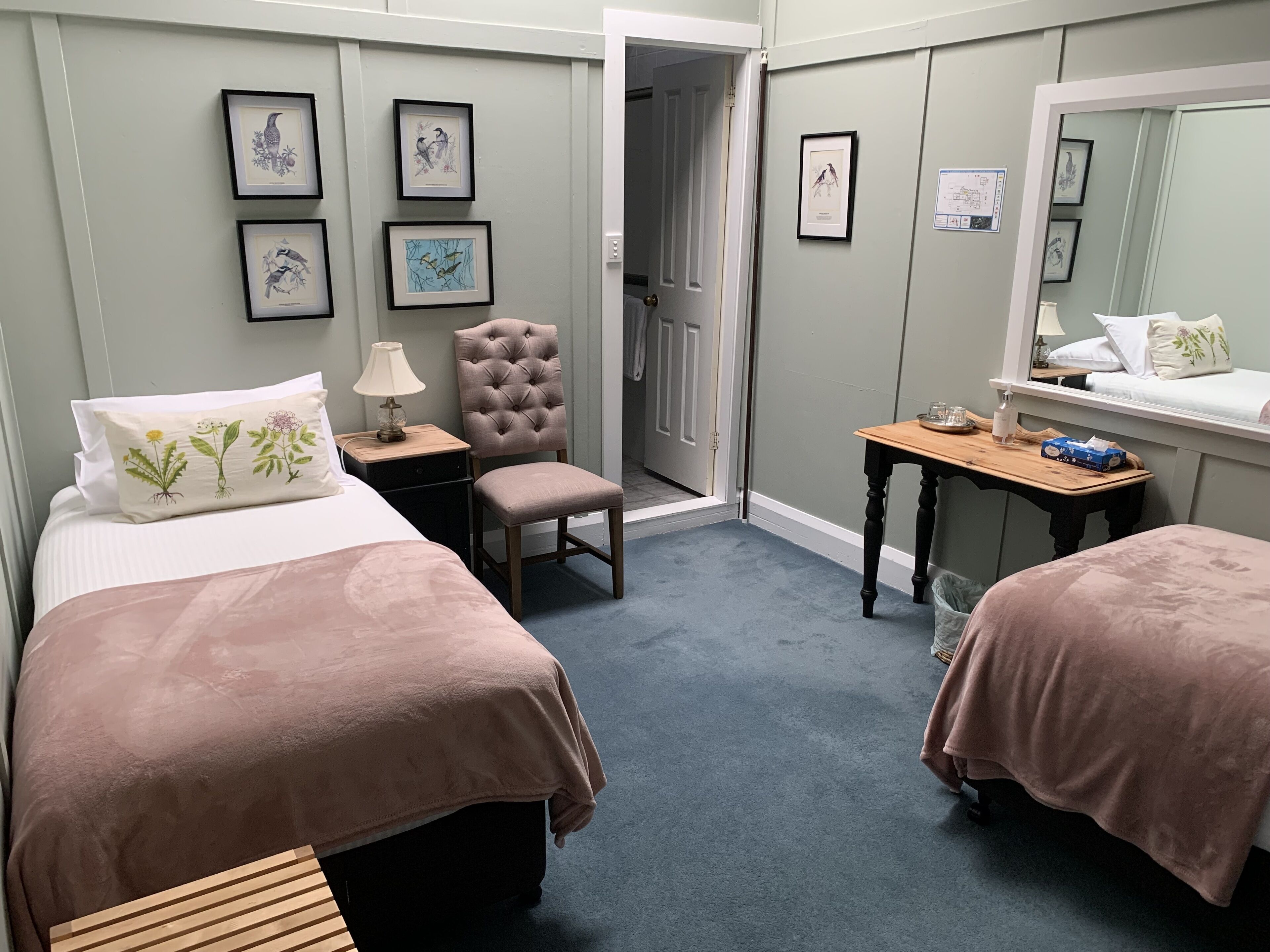 Muebles diferentes, tabla de planchar con plancha y wifi gratis 