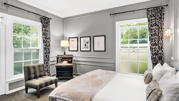 Deluxe Room, 1 King Bed, Non Smoking, Jetted Tub