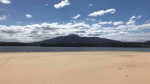 Una playa con una montaña al fondo.