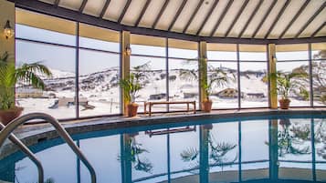 Alberca techada y camastros