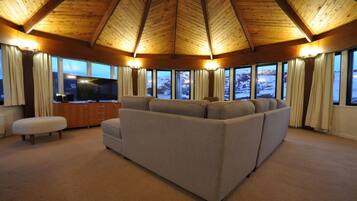 Suite panorámica, para no fumadores | Área de sala de estar | Televisión de pantalla plana de 32 pulgadas con canales digitales