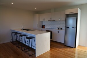 Bangalô superior, 2 quartos | Cozinha privada | Geladeira, cafeteira/chaleira, chaleira elétrica