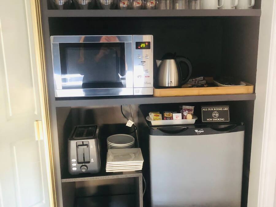 Eine Küchenzeile mit Mikrowelle, Toaster und Kühlschrank.