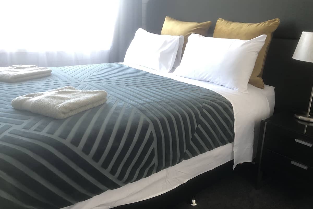 Familiekamer, 3 slaapkamers, niet-roken | Een strijkplank/strijkijzer, gratis wifi, beddengoed