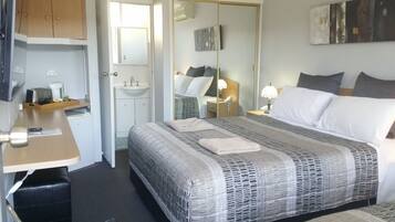 Tabla de planchar con plancha, wifi gratis y ropa de cama