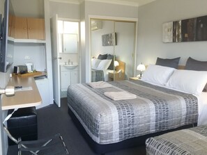 Twin Room | Iron/ironing board, free WiFi, bed sheets