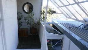 Un escalier avec des rampes blanches menant à un niveau supérieur.