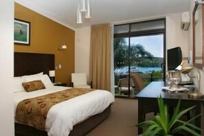 1 bedroom, iron/ironing board, free WiFi, bed sheets - Whale Motor Inn and Restaurant (Narooma)