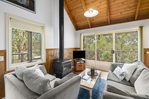 Superior Cottage Sunrise Spa & Fire | Living area