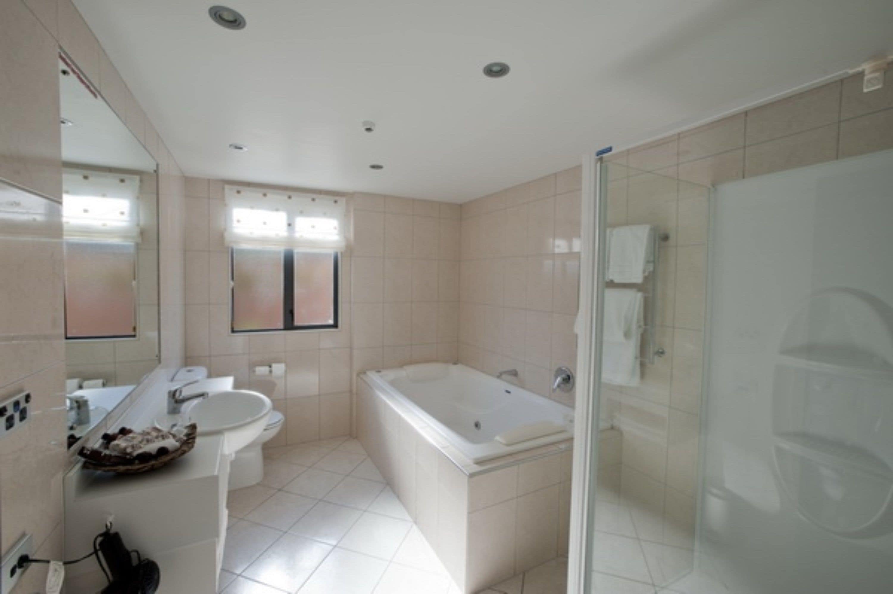 Un baño moderno con bañera, inodoro y lavabo.