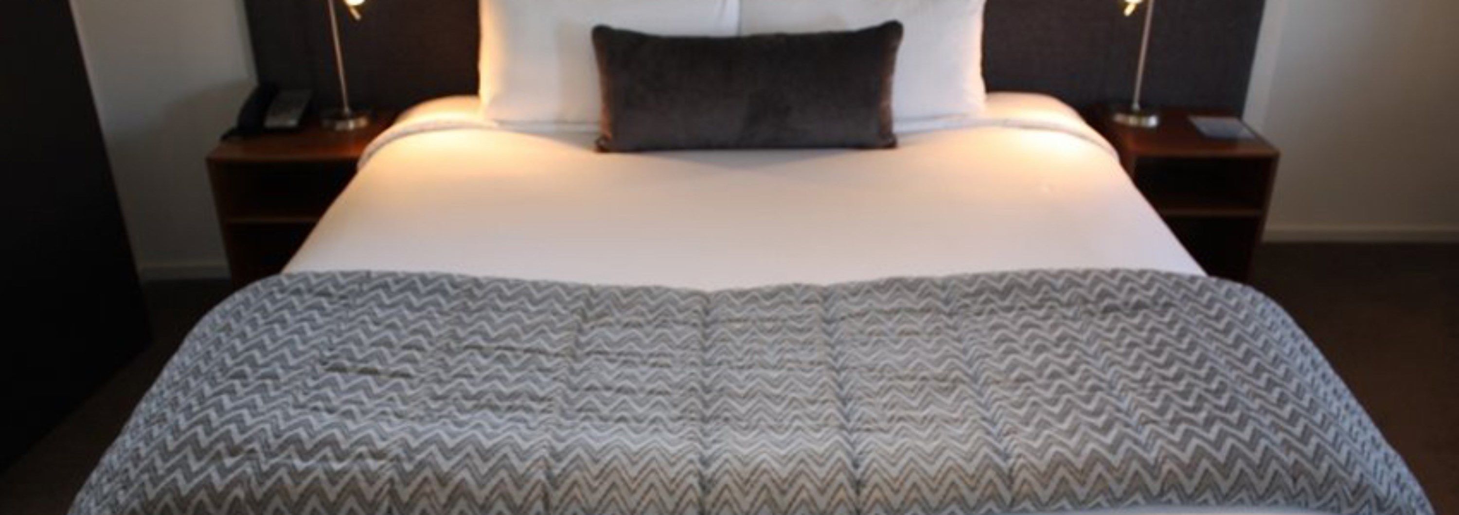 Desk, iron/ironing board, WiFi, bed sheets