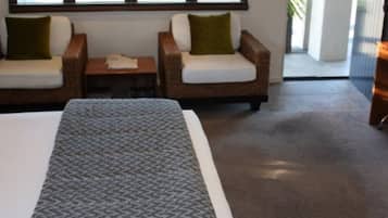 Escritorio, tabla de planchar con plancha, wifi y ropa de cama