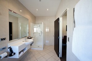 Bathroom shower - Harvest Lodge (Havelock North)