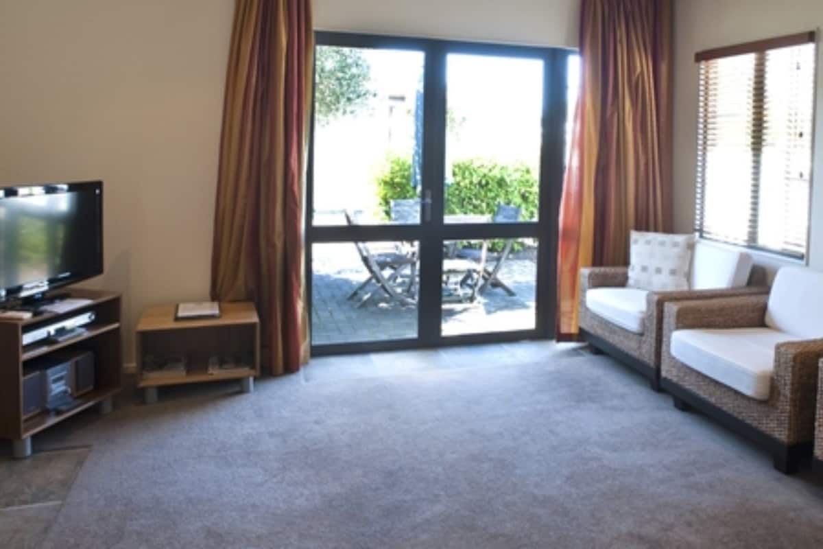 Desk, iron/ironing board, WiFi, bed sheets