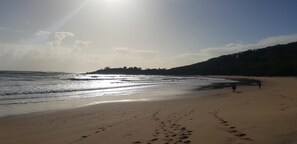 Ubicación cercana a la playa y paseos en lancha motora