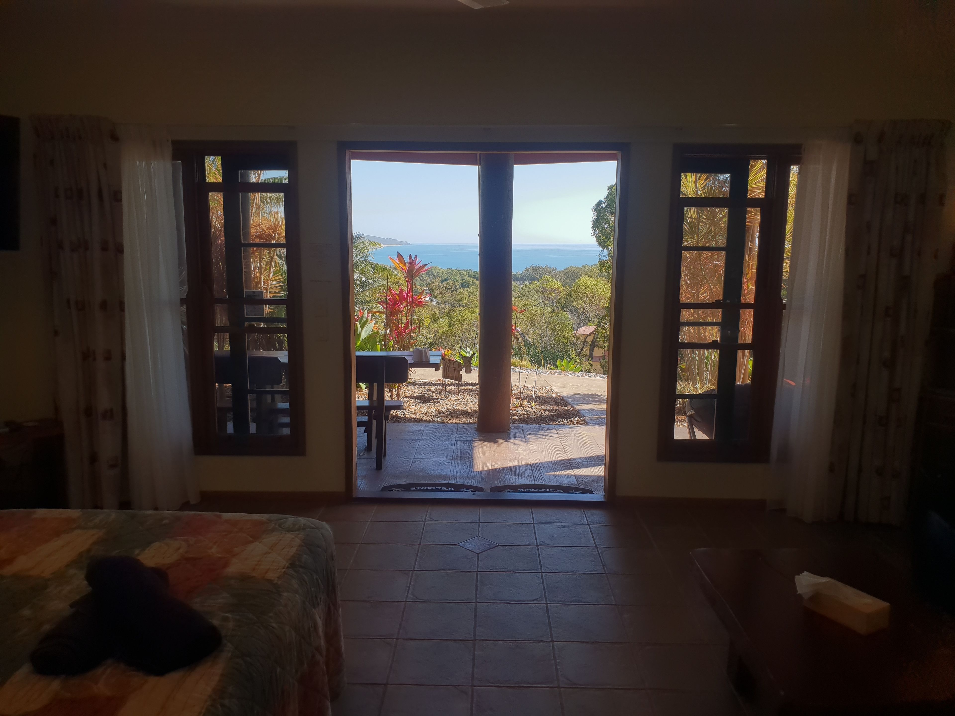 Minibar, tabla de planchar con plancha, wifi gratis y ropa de cama 