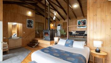 1 Bedroom Treehouse | Living area | TV, fireplace, DVD player