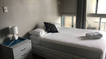 Kamar Standar, Bebas Asap Rokok (Double Room) | Meja kerja, setrika/meja setrika, dan seprai linen