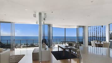 Departamento Premium, varias habitaciones, cocina (Penthouse-3Bed 3Bath - 2N) | Área de sala de estar | Televisión de pantalla plana y Netflix