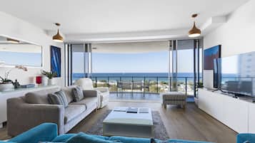 Departamento Premier, 2 habitaciones, 2 baños, vista al océano | Área de sala de estar | Televisión de pantalla plana y Netflix