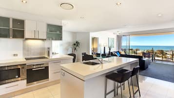 Departamento Deluxe, varias habitaciones, baño en la habitación, vista al océano | Cocina privada | Refrigerador con congelador, microondas, horno y parrilla de estufa