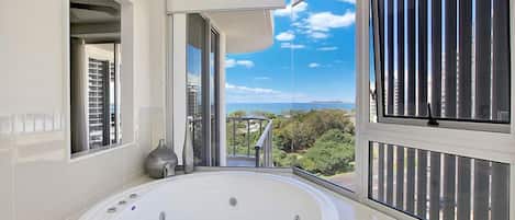 Deluxe Apartment, 3 Bedrooms, Balcony, Ocean View | Bathroom | Shower, free toiletries, towels